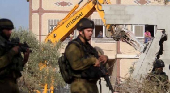 الاحتلال يجبر عائلة مقدسية على هدم منزلها بيدها