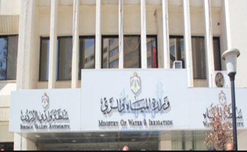 وزير المياه والري يتفقد سير العمل بمشاريع ري زراعية