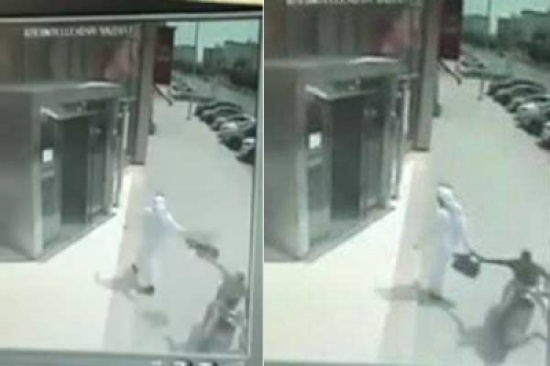 شاهد: سائق دباب يفشل في سرقة حقيبة مواطن من يده أمام البنك