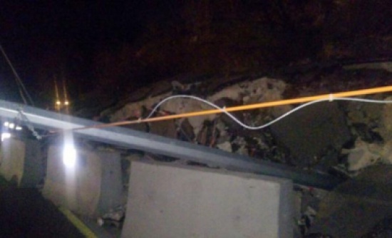 فتح طريق إربد عمان بعد معالجة الانهيارات