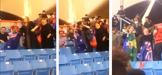 شباب يتجمعون حول مشجعات أستراليات