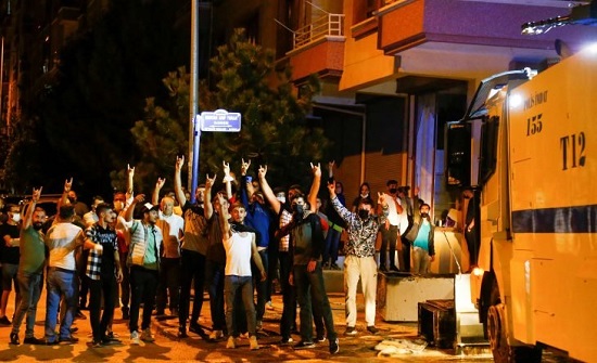 تكسير للمحلات وحرق للسيارات.. أتراك يهاجمون سوريين عقب مقتل شاب تركي على يد لاجئ- (فيديو وصور)