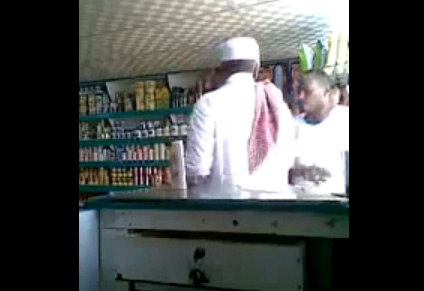 رجل مسن يسرق بطريقة غريبة