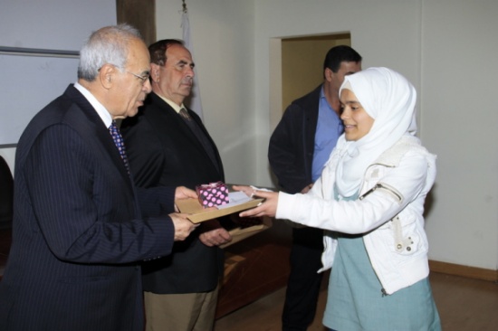 رئيس جامعة فيلادلفيا يكرم طلبة المدارس الفائزين بمسابقة الإبداع الأدبي