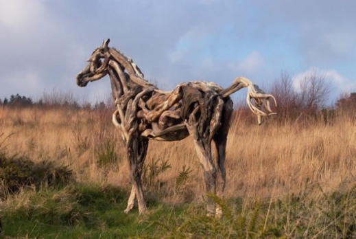 خيول من الاخشاب الطافية