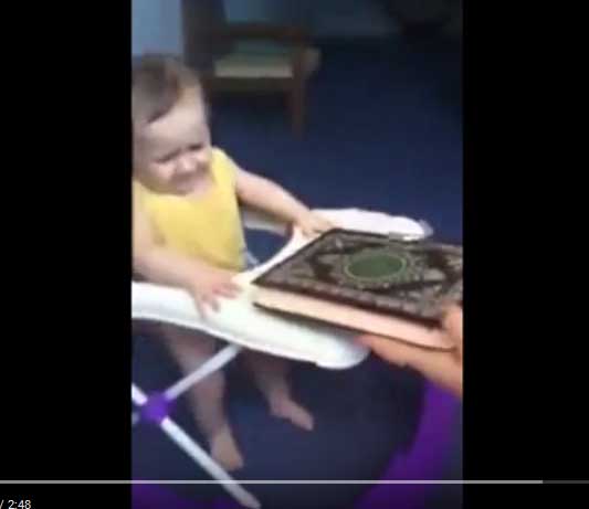 طفل يفرح عندما يرى القرآن