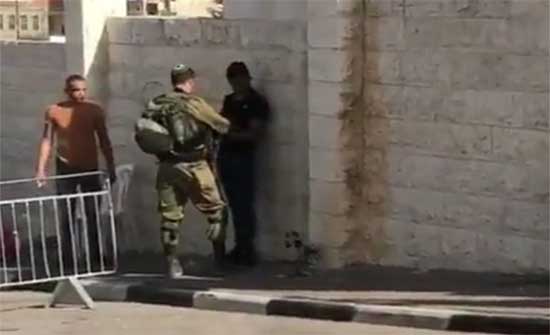 شاب فلسطيني يهرب بعدما قيّده جندي إسرائيلي تمهيدًا لاعتقاله .. بالفيديو شاب فلسطيني يهرب بعدما قيّده جندي إسرائيلي تمهيدًا لاعتقاله .. بالفيديو