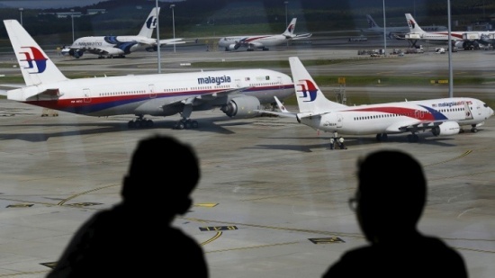 فحص قطعة حطام يرجح أنها للطائرة الماليزية المختفية منذ عامين