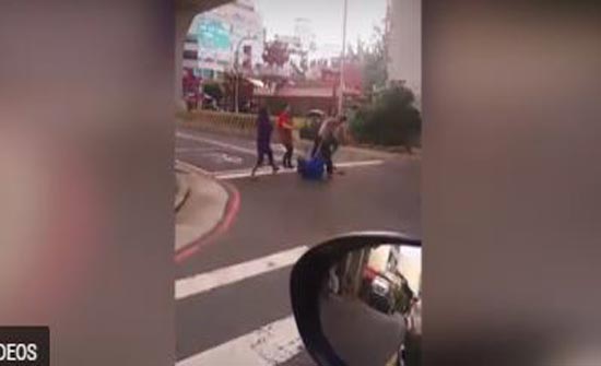 بالفيديو.. شاهد كيف أنقذت أمراة زوجها من هجوم مسلح