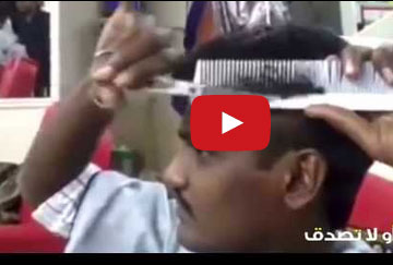 حلاق هندي يحلق رأسه بنفسه