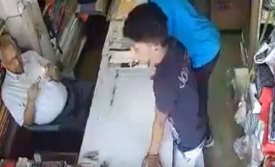 فيديو : لص ذكي يسرق محلا تجاريا بطريق عجيبه