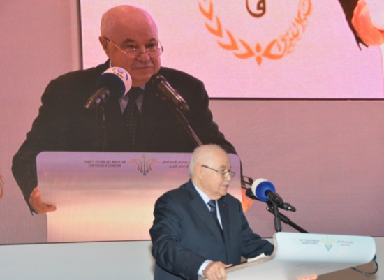 المنظمات الإنسانية الإقليمية تمنح أبوغزاله "وسام الإبداع التقني والتحول الرقمي"