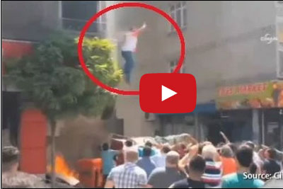 حامل تقفز من نافذة مبنى يحترق  !!