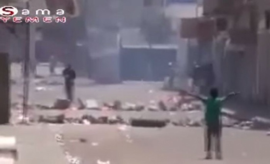 شاهد.. طفل يمني يواجه رصاص الحوثيين بصدر عارٍ