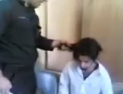 بالفيديو.. تعذيب شاب على يد الشرطة الإيرانية لطول شعره