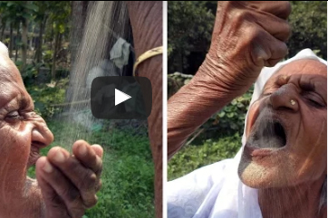 بالفيديو.. عجوز تأكل الرمل لتحافظ على صحتها