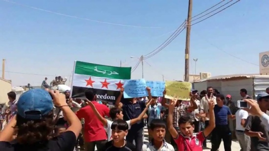 مسيرة في " الزعتري " احياء للذكرى الرابعة للثورة السورية