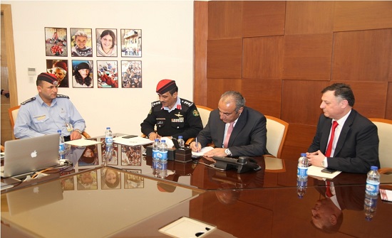 أمين عمان يوقع على ميثاق الحملة المليونية التي أطلقتها مديرية الأمن العام