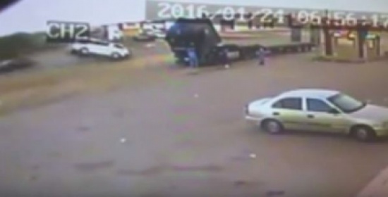 فيديو: لحظة تصادم سيارة بحافلة معلمات