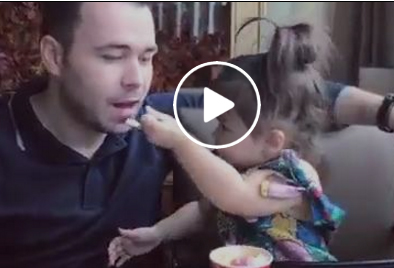 شاهد.. طفلة تشعل "فيس بوك" بطريقة تعاملها مع والدها