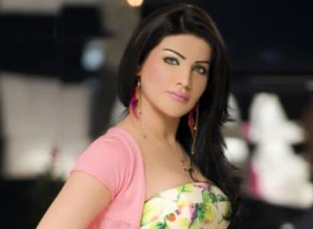 سقوط الراقصة إليسار على المسرح يصيب كتفها بشدة.. فيديو