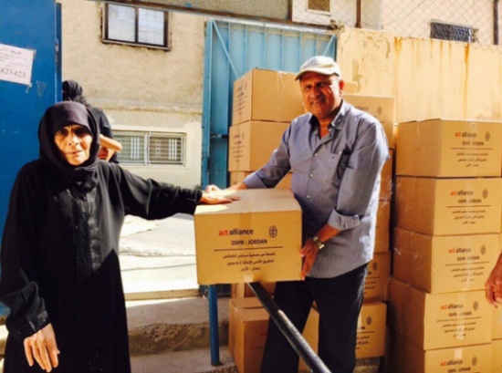 مجلس الكنائس يوزع طرودا غذائية على اسر سورية