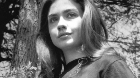 لماذ وُصفت كلينتون بـ "الغبية" في شبابها؟