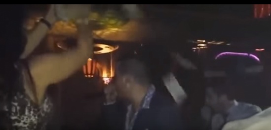 بالفيديو.. فتاة حسناء تمطر فنانا مغربيا بالأموال بالفيديو.. فتاة حسناء تمطر فنانا مغربيا بالأموال