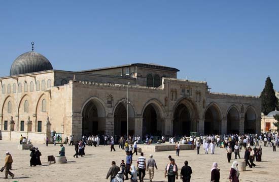 وزارة الأوقاف تطالب الاحتلال وقف اعتداءاته ضد حراس وموظفي المسجد الأقصى