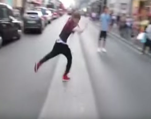 بالفيديو.. شاب يعبر الطريق بطريقة مضحكة بالفيديو.. شاب يعبر الطريق بطريقة مضحكة