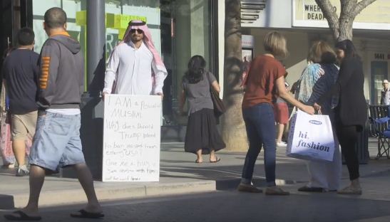 فيديو: رد فعل المارة على مبتعث سعودي طلب احتضانه في حال رفضوا عنصرية ترامب ضد المسلمين فيديو: رد فعل المارة على مبتعث سعودي طلب احتضانه في حال رفضوا عنصرية ترامب ضد المسلمين