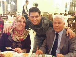 محمد عساف يحتضن والديه محمد عساف يحتضن والديه