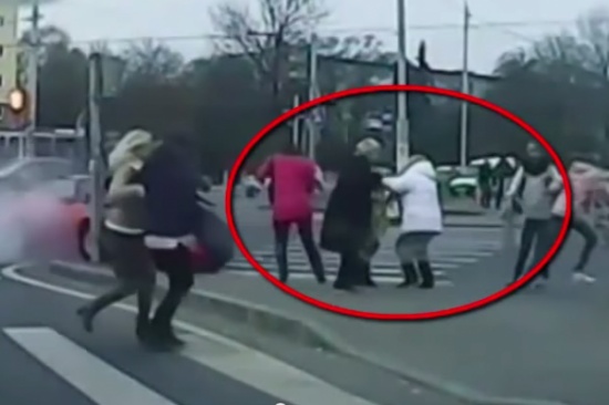 بالفيديو : نجاة مجموعة من النساء من حادثة خطيرة