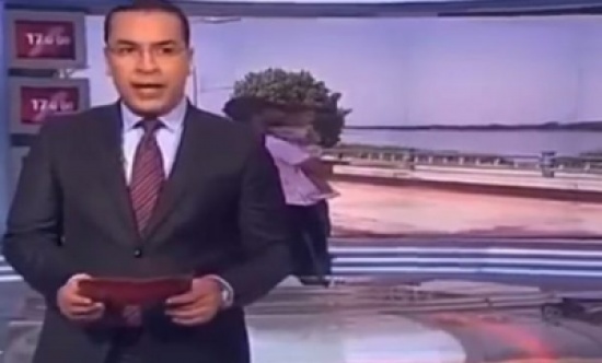 ضحكات نسائية تضع مذيع مغربي في موقف محرج على الهواء