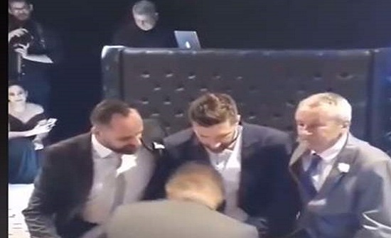 فيديو مؤثّر لوالد وشقيق عريسٍ "مشلول".. هذا ما فعلاه خلال زفافه! فيديو مؤثّر لوالد وشقيق عريسٍ "مشلول".. هذا ما فعلاه خلال زفافه!