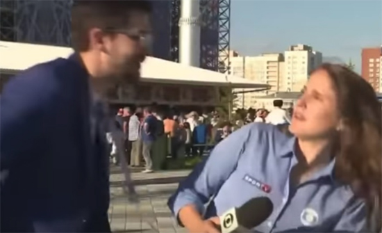 بالفيديو: مشجّع حاول تقبيل مراسلة على الهواء.. هذا ما حصل! بالفيديو: مشجّع حاول تقبيل مراسلة على الهواء.. هذا ما حصل!