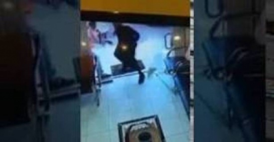 بالفيديو.. رجل محظوظ ينجو من محاولة سرقة بطريقة غريبة