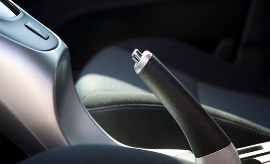 شاهد ما حدث مع سائق سيئ الحظ نسي فرامل اليد (فيديو)