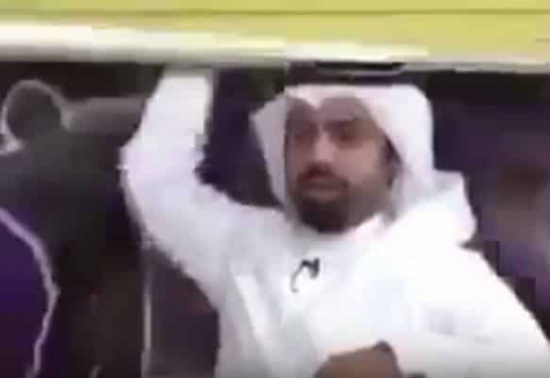 شاهد.. موقف محرج لمذيع على الهواء مباشرة