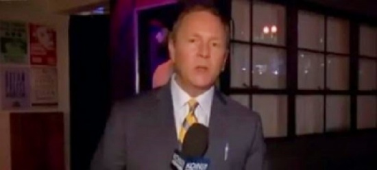 فتاة تغافل مراسلًا وتداعب رقبته على الهواء