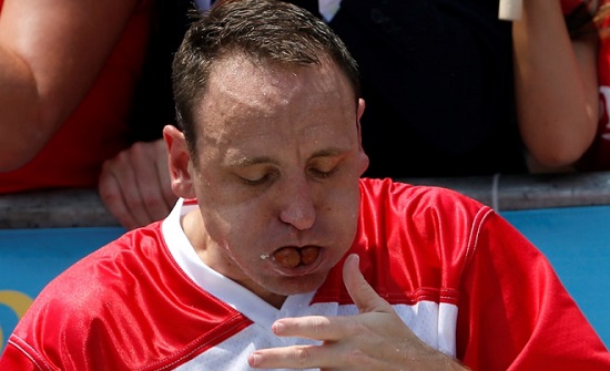 بالفيديو.. تناول 74 قطعة "هوت دوغ" بـ10 دقائق فقط!