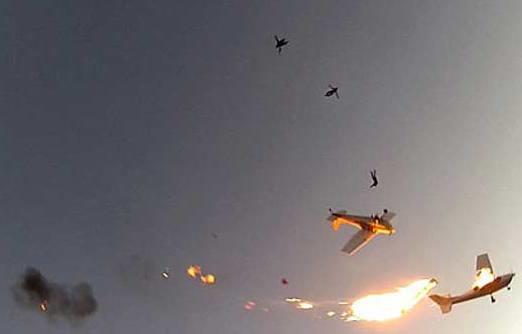 مظليون يصورون حادث تصادم بين طائرتين ويقفزون للنجاة بحياتهم