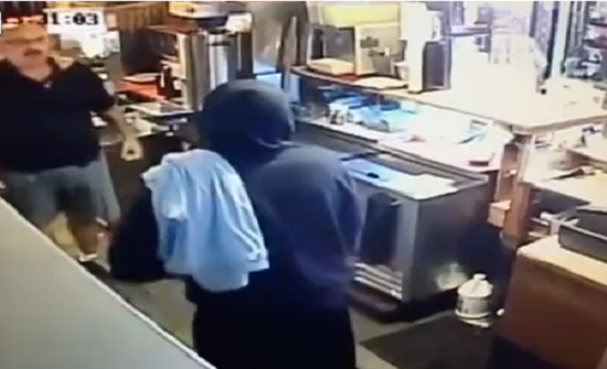 بالفيديو : عمال في مطعم في اريزونا يلقنون لصا درسا قاسيا