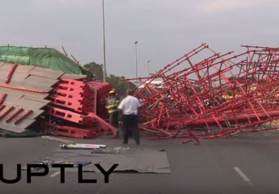 شاهد: لحظة انهيار جسر مشاة