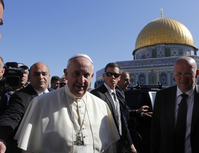 بابا الفاتيكان يدعو من الأقصى للعمل من أجل العدالة والسلام