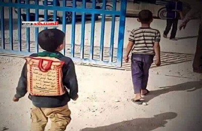 طفل يمني يكمل تعليمه بـ” كيس أرز″ طفل يمني يكمل تعليمه بـ” كيس أرز″