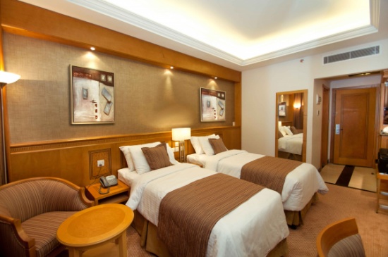 فضيحة متزوّج.. أراد إسعاد عشيقته بهذه الطريقة فتوفي بالفندق