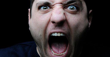 شاب يقذف فطيرة فى وجه وزير الشئون الاجتماعية السويدي !