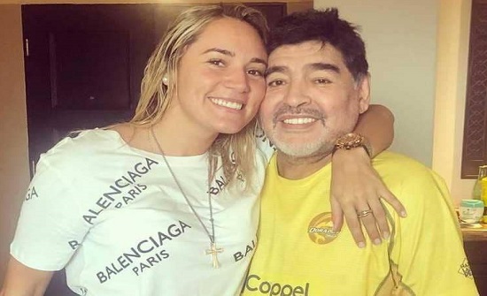 مارادونا وحبيبته الشابة.. حادثة عاطفية "مخجلة جدا"