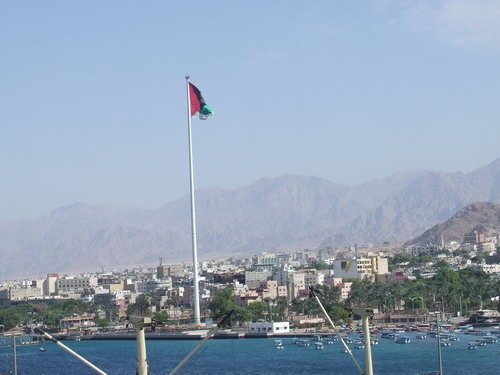 من هو الفنان ( السائح ) في العقبة منذ سنوات على حساب السلطة ؟ من هو الفنان ( السائح ) في العقبة منذ سنوات على حساب السلطة ؟
